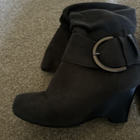 Journee Collection Gray Suede Wedge Zip Up Boots w/Buckle Accents Women’s Size 6 - Picture 11 of 12